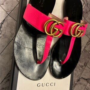 Gucci Fuchsia Pink Leather Logo Double G Thong Sandal size 35 Black Se $495
